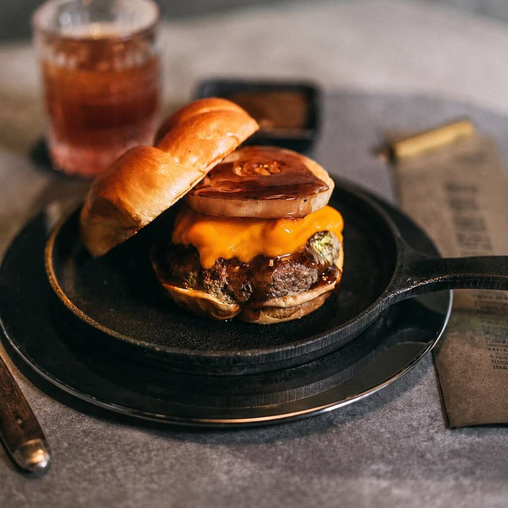 Blend de Wagyu de 180 Gr Temperado com Sal Granulado de Deserto / Cheddar / Cebola Grelhada com Molho de Ostra / Finalizado em Nosso Exclusivo Pão de Brioche Raw.
(ATENÇÃO APENAS AO PONTO, NÃO RETIRAMOS OU ENVIAMOS INGREDIENTES A PARTE)