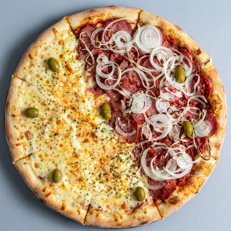 Experimente nossa sugestão do chefe uma deliciosa pizza meio a meio, de um lado uma delicia de quatro queijos e do outro lado a irresistível calabresa. Juntos, esses sabores formam uma pizza de oito pedaços, ideal para compartilhar momentos especiais.