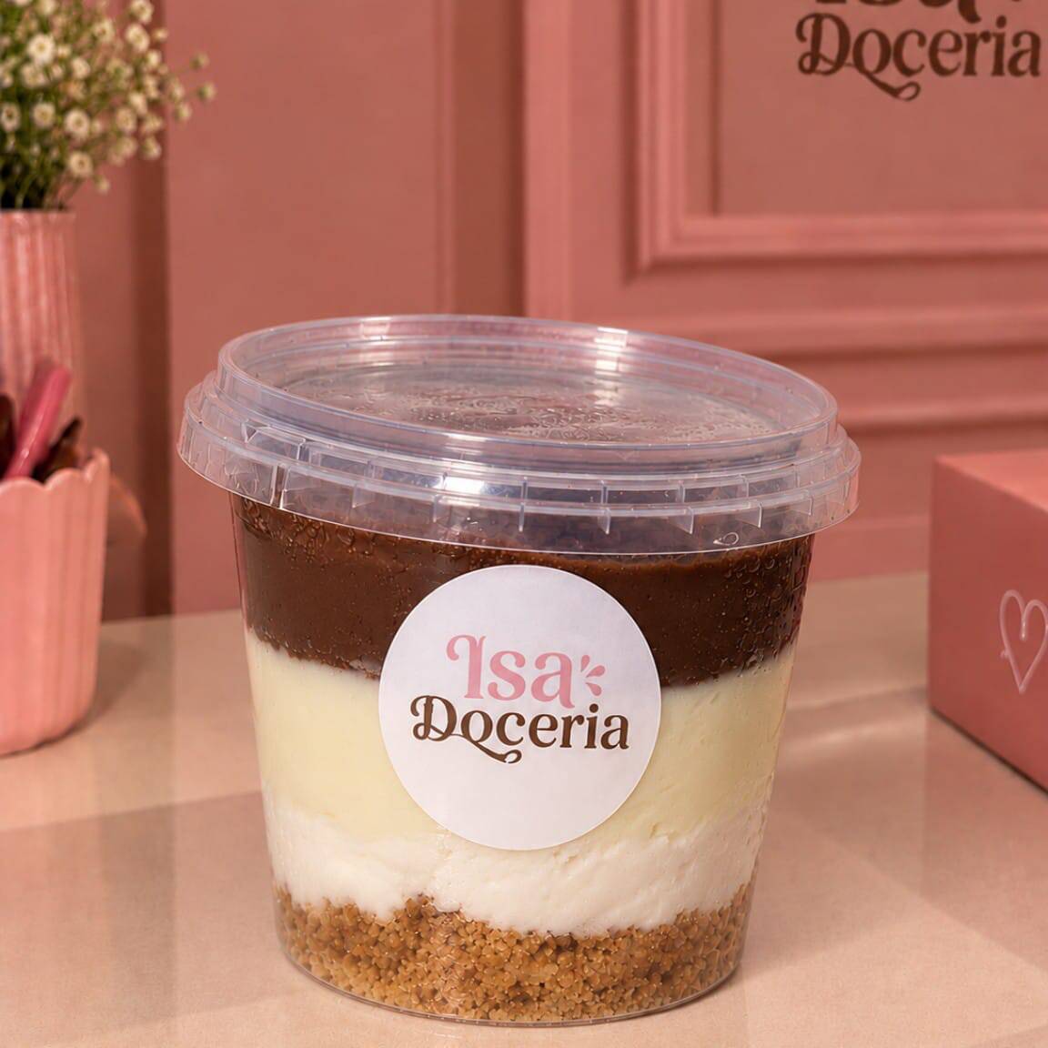 "Delicie-se com nossa Torta Dois amores ! Chantininho leve e cremoso, combinado com o sabor inconfundível do creme de Ninho, a crocância dos biscoitos e o toque final da intensa ganache de chocolate.