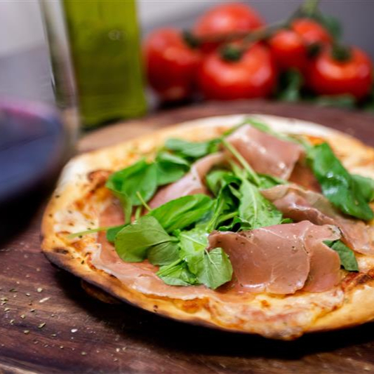 Nossa irresistível e autêntica pizza salgada de 35cm é cuidadosamente preparada com uma massa artesanal, proporcionando uma textura única e um sabor incomparável. Para complementar, acompanha um vinho tinto de seleção especial, que harmoniza perfeitamente com a pizza, criando uma experiência gastronômica deliciosa e inesquecível. Aproveite este item da categoria 'Promoções Di Blasi' e tenha uma refeição completa e sofisticada.