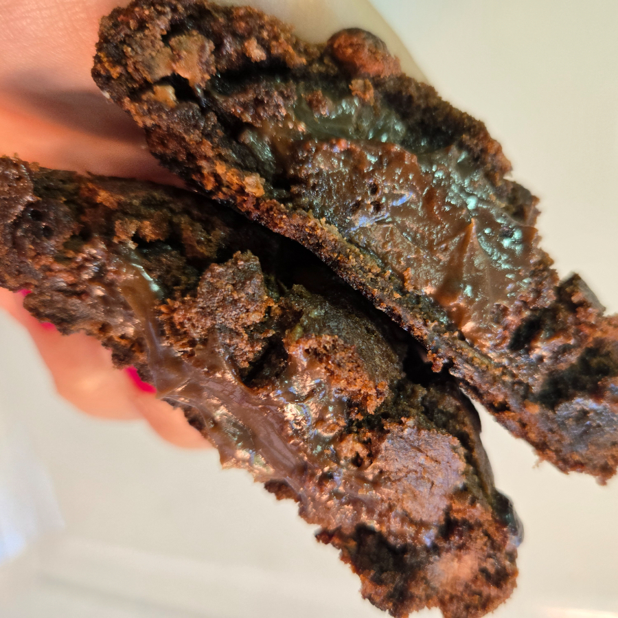 Quem resiste a um cookie de chocolate bem recheado com brigadeiro 50% cacau. Esse cookie e uma maravilha