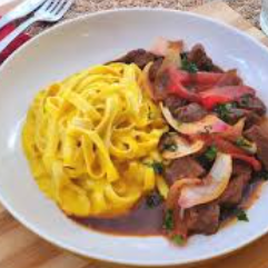 Fettuccine a la Huancaína con Lomo Saltado