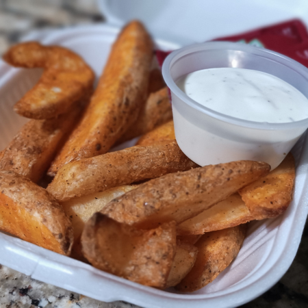Papas en Gajo Con Dip Ranch y Catsup.