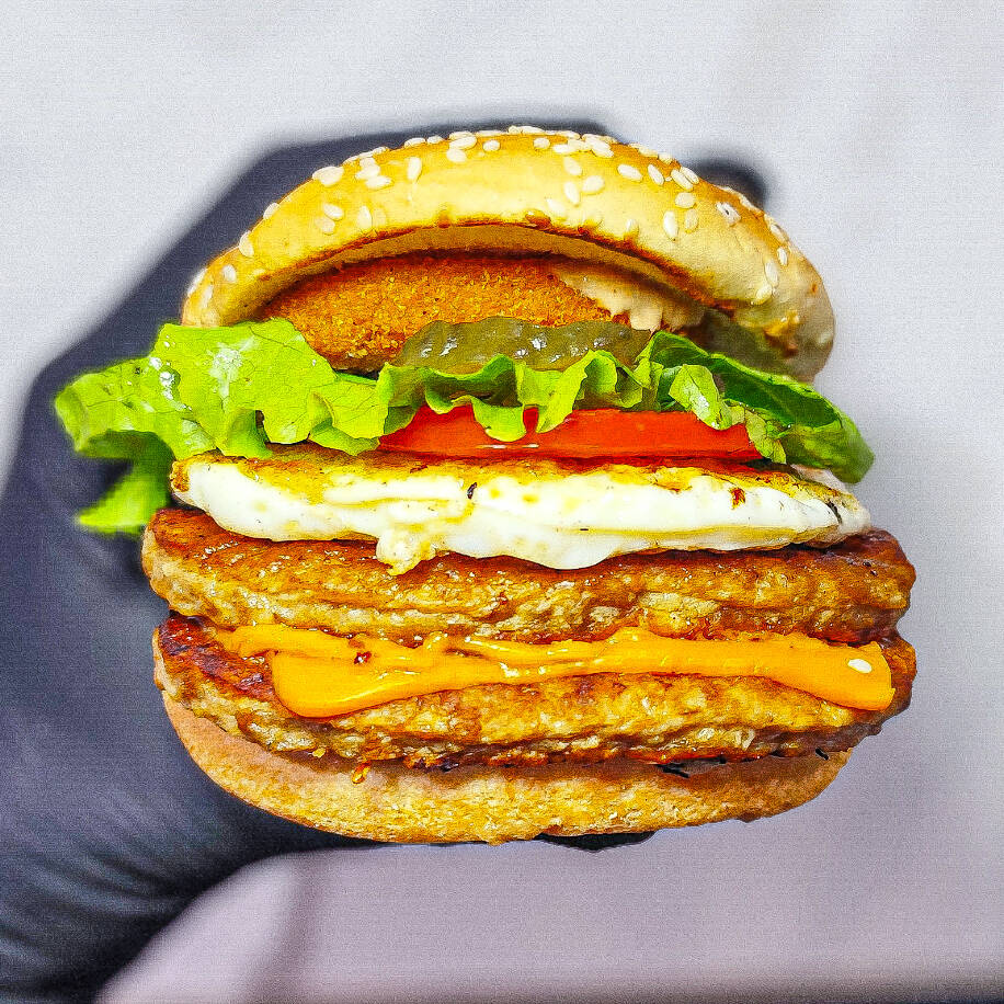O lanche que combina o clássico com a proteína extra. Pão de gergelim levemente tostado, 2 carnes de 56 g cada, anel de cebola crocante, fatia de queijo cheddar derretido, ovo frito na hora, alface, tomate, pickles e nosso molho especial da casa. A combinação perfeita entre a maciez da gema, a crocância da cebola e o frescor dos vegetais, culminando no sabor profundo do molho.