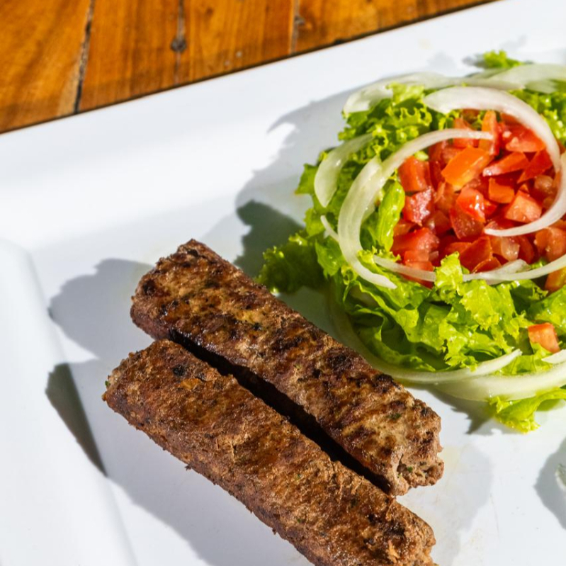 Delicioso kafta assado no espeto, preparado com carne moída temperada com especiarias árabes.