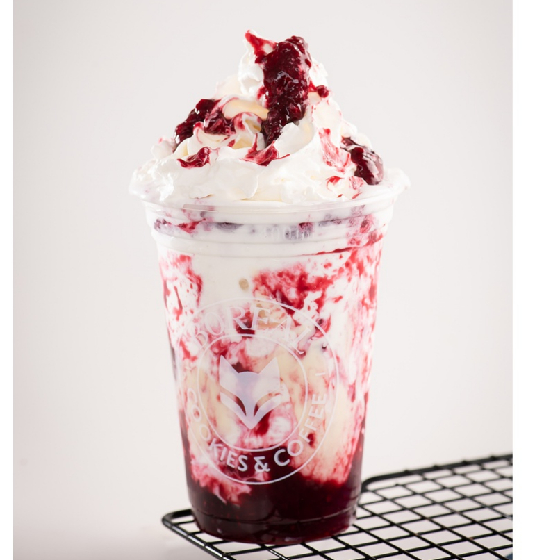 Sorvete de baunilha com ganache de cream cheese e geleia de frutas vermelhas, finalizado com chantilly