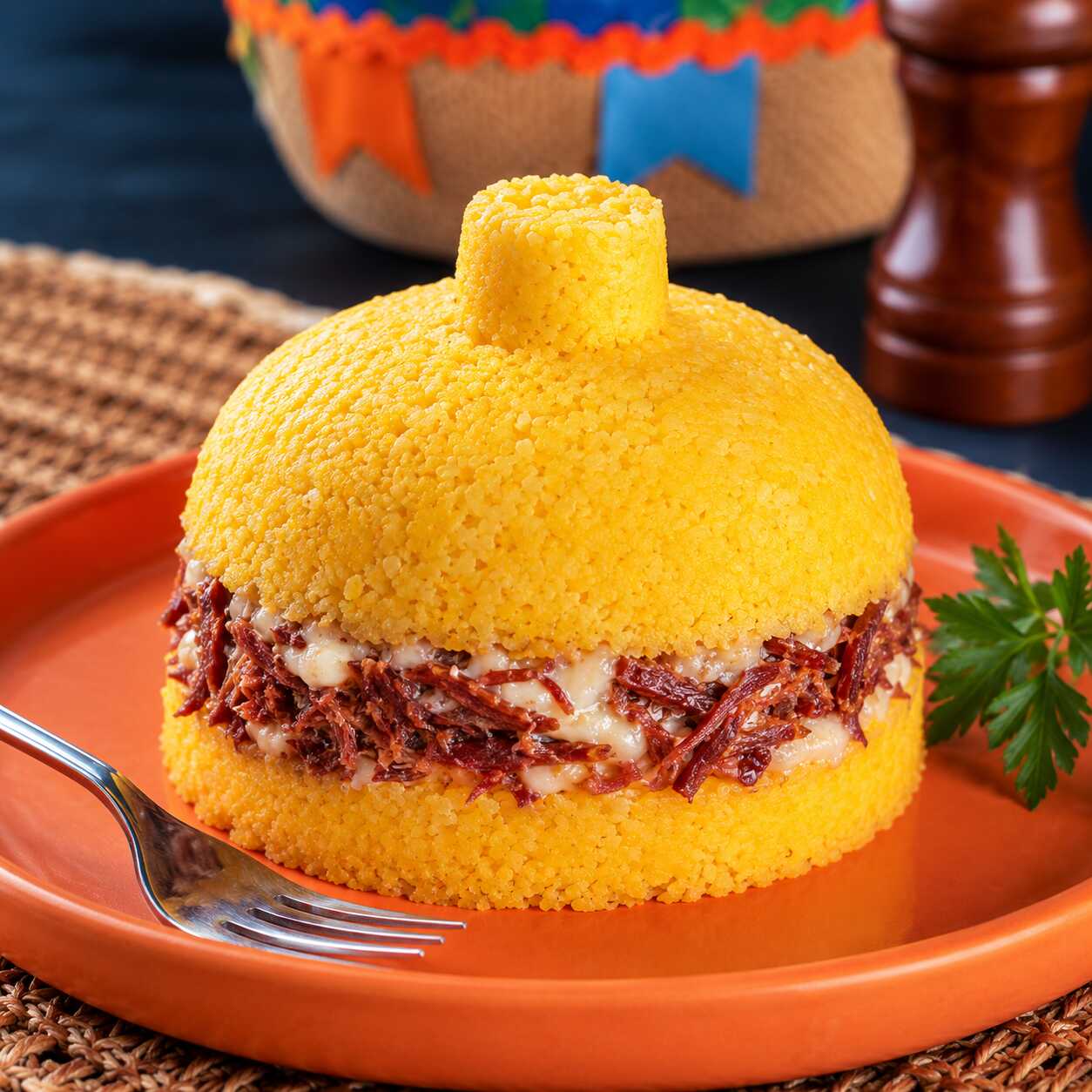 Nosso cuscuz de 300g é preparado na hora, com massa de milho macia e recheado com uma generosa porção de carne seca desfiada, bem temperada e suculenta, combinada com o sabor cremoso do requeijão. Uma opção deliciosa, farta e perfeita para qualquer hora do dia!