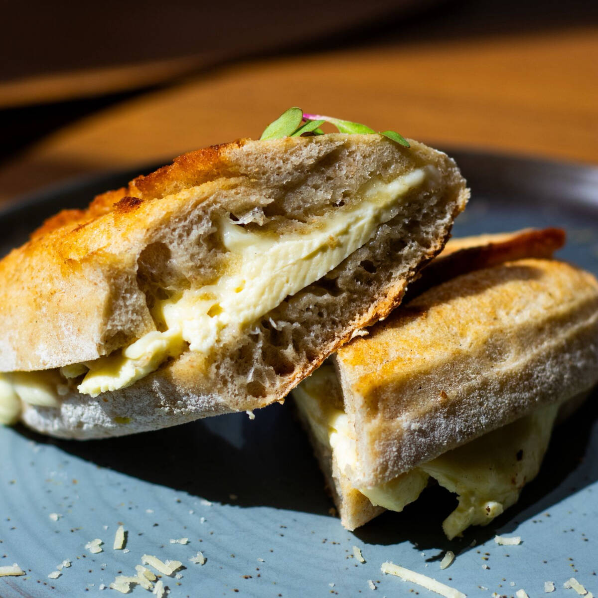 Pão italiano, tipo baguete, de fermentação natural recheado com queijo muçarela e queijo canastra.