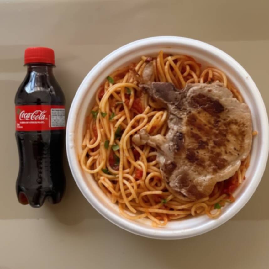 Marmita com deliciosa bisteca suína grelhada acompanhada de macarrão espaguete ao molho de tomates. Acompanha refrigerante pet Coca Cola bem gelado. Marmita indicada para 01 pessoa. Serve 1 pessoa (400g)