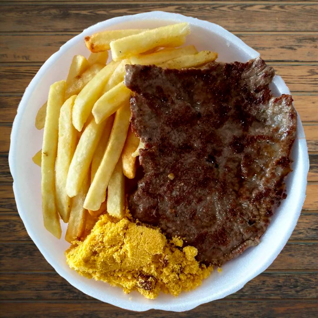 Acompanha arroz, feijão, fritas e farofa.