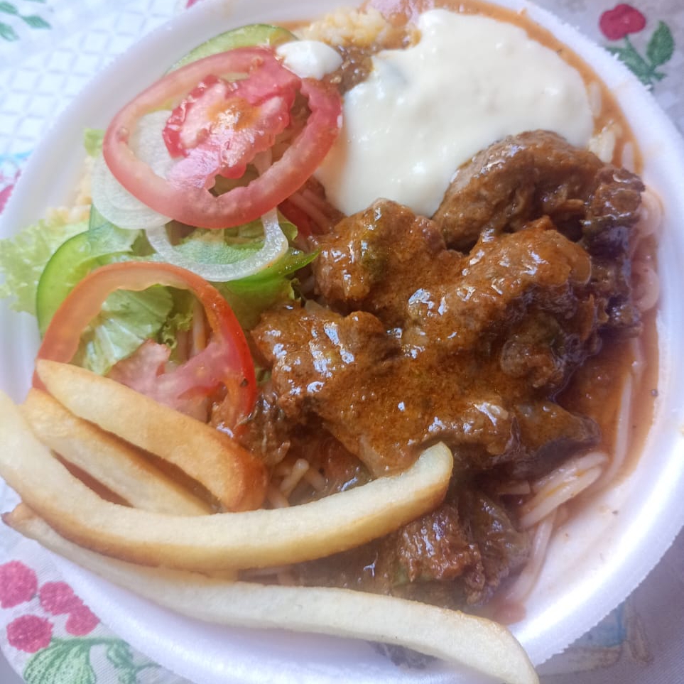 Carne guisada+arroz+macarrão+feijão mulato ou preto+purê e salada