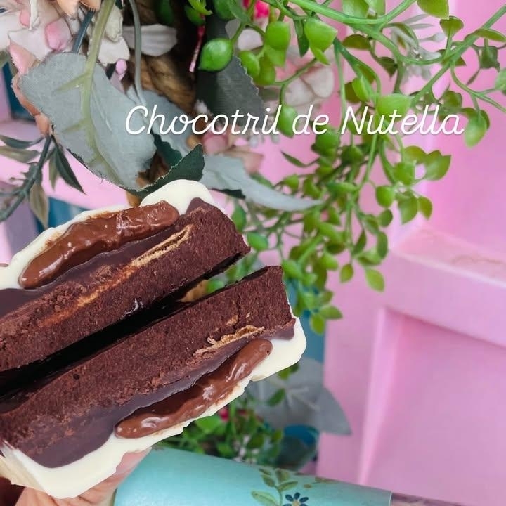 A combinação perfeita de chocolate branco e meio amargo traz um sabor único ao Chocotril de Nutella. Seu recheio de Nutella proporciona uma explosão de cremosidade, enquanto a crocância da bolacha ou biscoito adiciona uma textura irresistível. Ideal para momentos de indulgência, essa barra é uma excelente escolha para quem aprecia um doce equilibrado e saboroso. 200 gr