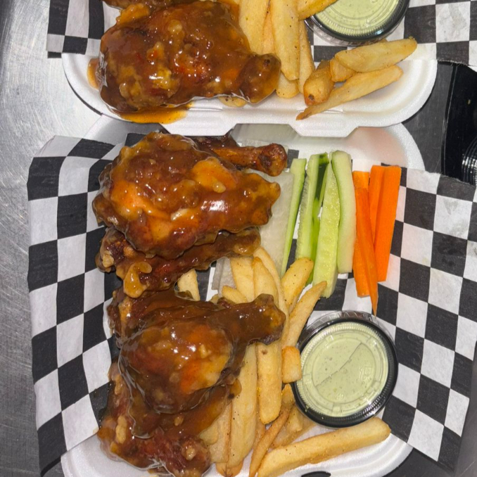 Alitas y Boneless con Papas y Bastones