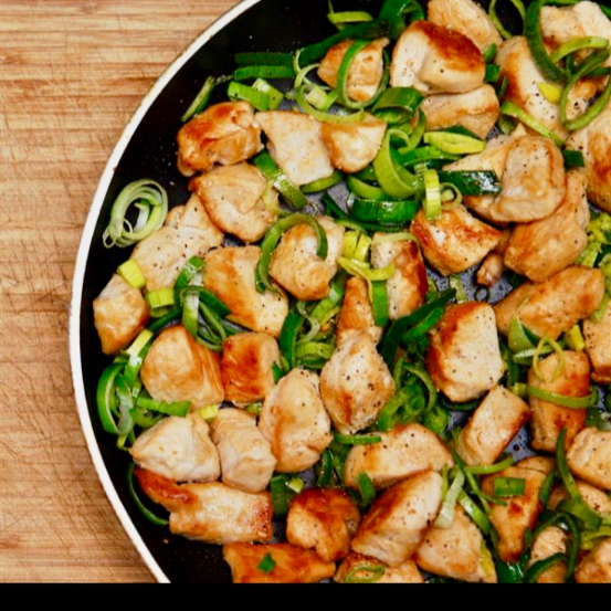Aquele clássico que nunca falha! Filé de frango selecionado (200g) grelhado com tempero artesanal, servido com arroz parboilizado soltinho (150g) e feijão carioca cremoso, cozido com pedacinhos de bacon e calabresa (150g). Acompanha salada sazonal (100g). É a verdadeira comida brasileira, preparada com carinho e entregue quentinha na sua mesa. Peso médio de 600 gramas