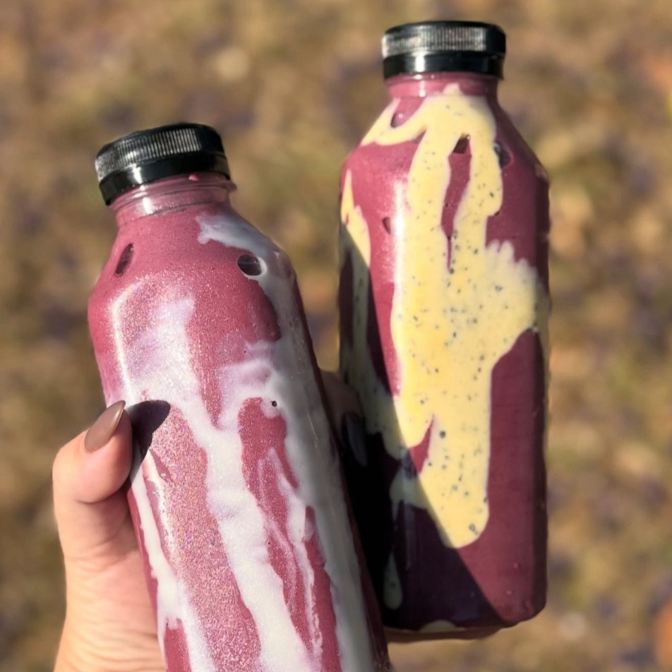 A sensação do Verão!!! Batidinha de AÇAÍ,envazado em uma linda garrafa e recheado com o sabor da sua escolha. Mandamos 1 canudo.