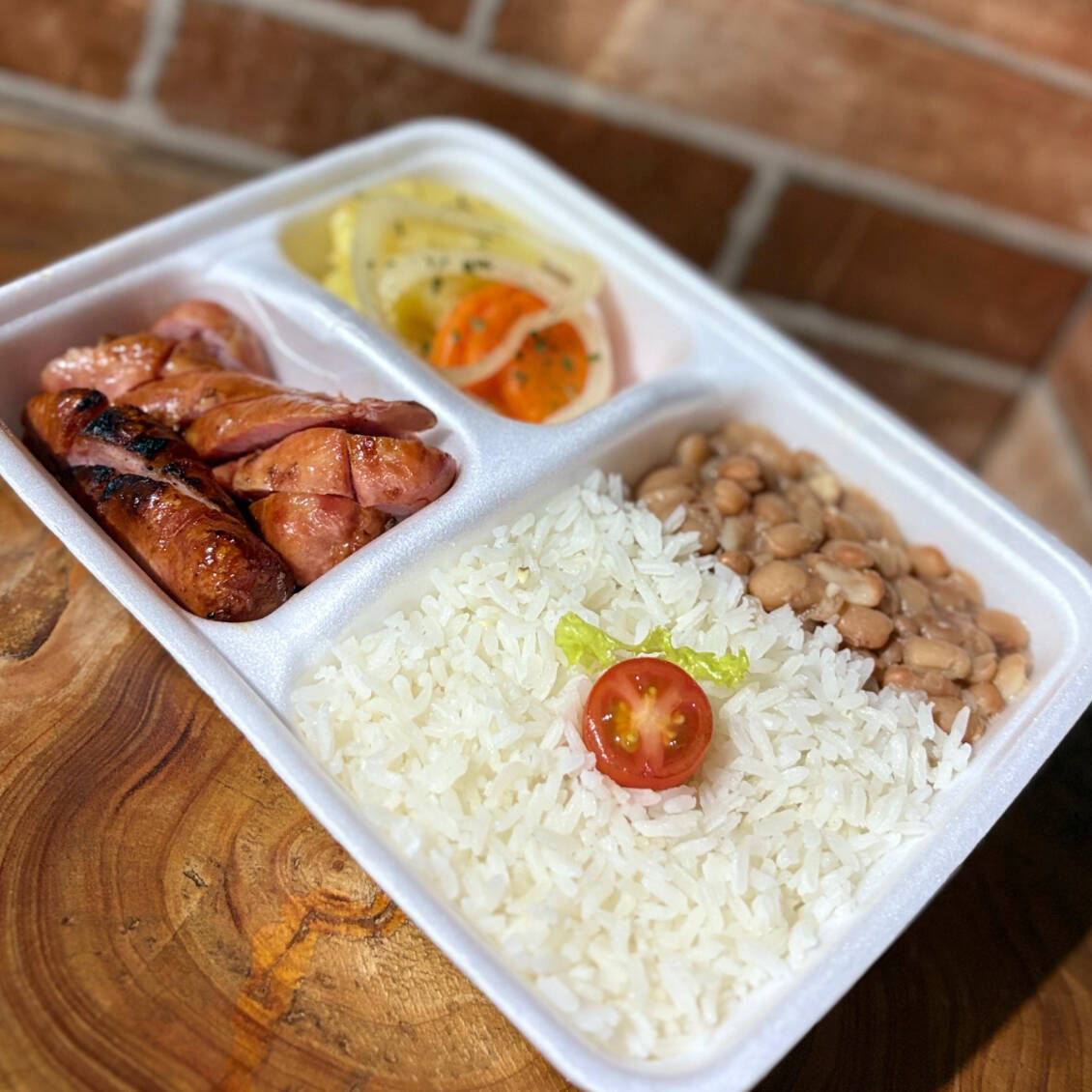 Arroz, feijão, linguiça e legumes na manteiga