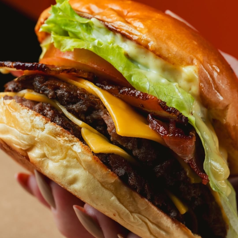 2x Pao de Brioche, dois Smash de 90g, queijo cheddar fatiado, bacon em fatias crocante, alface americano e tomate fresquinho e maionese verde da casa!