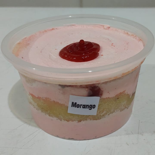 Delicioso Bolo de Baunilha intercalado com Recheio de Mousse de Morango Cremoso, finalizado com Geléia de Morango Artesanal em um Pote de 250 ml. ###Tags### Bolo de Pote Ninho chocolate bombom aberto chocolate Ninho Oreo chocolate ao leite leite condensado coco beijinho brigadeiro gourmet tradicional Nutella promoção cupon cupom oferta desconto como taxa gratis entrega rapida Nutella brownie braunie brawni sobremesa bolo de pote copo da felicidade caseiro banoffee morango Ouro Branco galak ferreiro rocher trufa bombom uva kitkat Kit Kat Kinder bueno amendoim