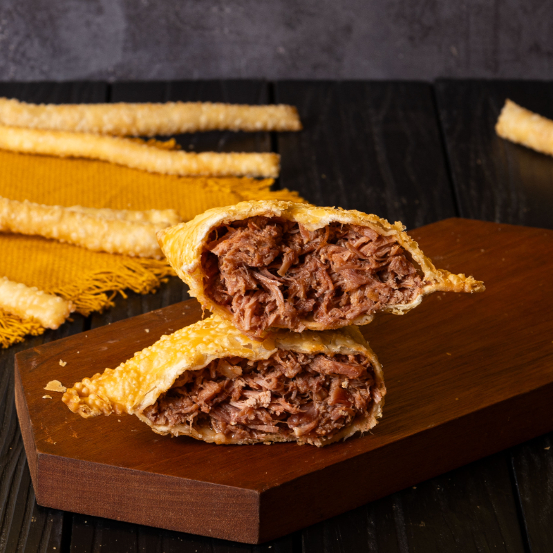 Pernil suíno assado, desfiado e temperado c/ Barbecue, Mussarela (aprox 360g)