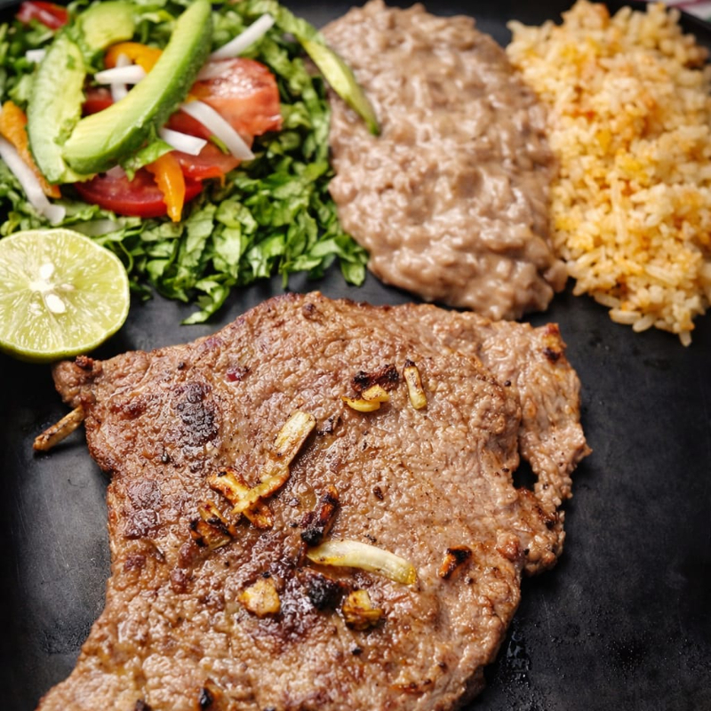 Bistec asado con dos guarniciones