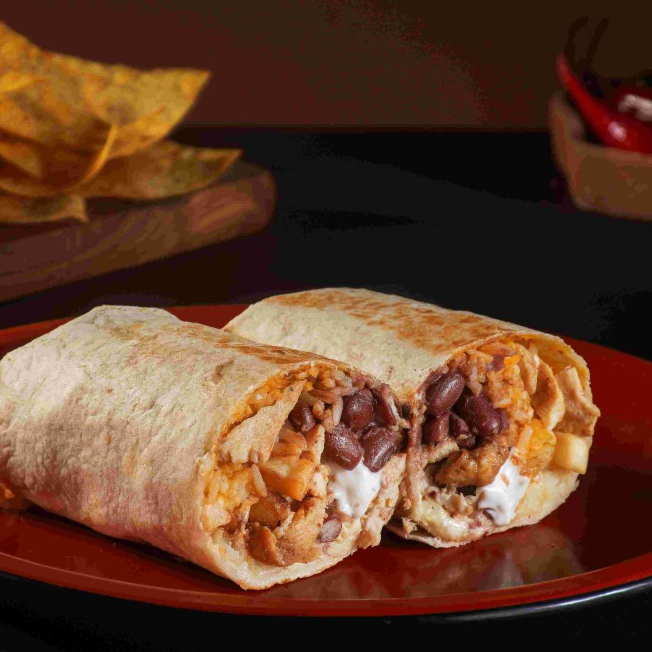 Burrito Arizona Ranch (tortilha de trigo, arroz mexicano, feijão vermelho, batata frita e molho ranch) + mini nacho (aprox 120gr) + molho sour cream (145ml)