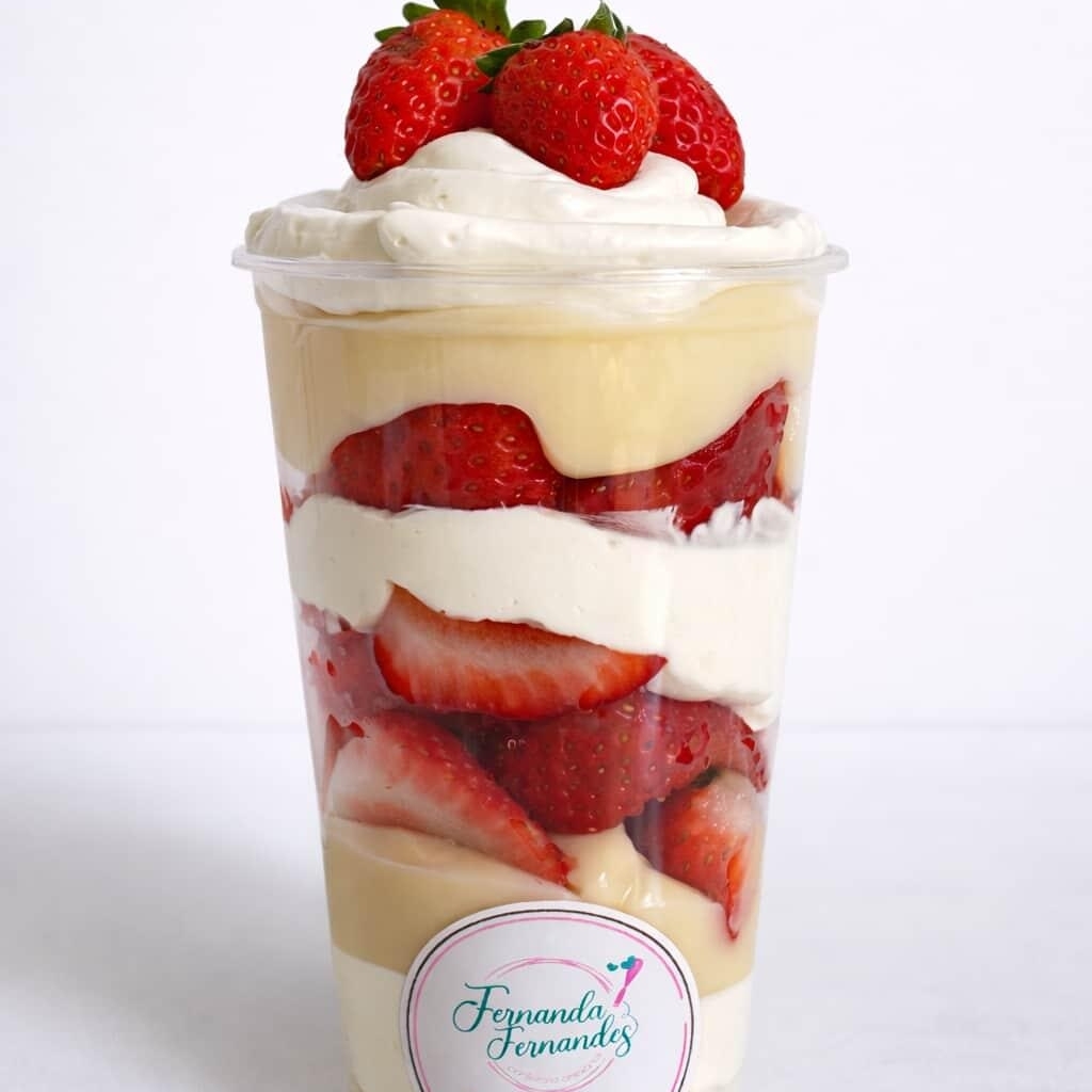 Copo Branca de Neve – 330 ml Delicioso copo da felicidade com brigadeiro branco cremoso, creme de ninho e morangos frescos picados. Uma combinação leve, doce e irresistível, perfeita para quem ama sobremesas delicadas e cheias de sabor! ———————————————-copo da felicidade, frete grátis, desconto, promoção, entrega, cupom, Hits, brigadeiro branco, chantininho, morango