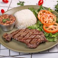 Delicioso bife grelhado no ponto certo, suculento e bem temperado, acompanhado de arroz branco soltinho, feijão branco saboroso e mix de legumes frescos e bem temperados. Uma opção leve, nutritiva e com o autêntico sabor de comida caseira.