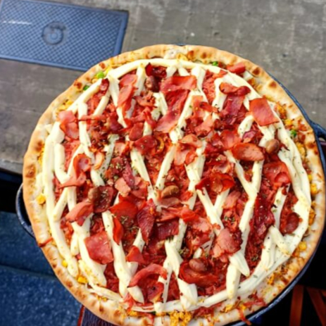 Molho de tomate caseiro, frango desfiado, palmito, milho, ervilha, mozarela, requeijão cremoso, bacon e calabresa ralada.