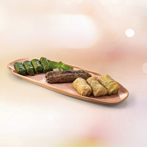 A pura essência da culinária árabe está no prato primavera. Uma porção de rolinhos de uva, repolho e kafta, acompanhados de vinagrete, molho de alho, minipão sírio e minipão com zaatar. colorido e apaixonante como a primavera! (393 g).