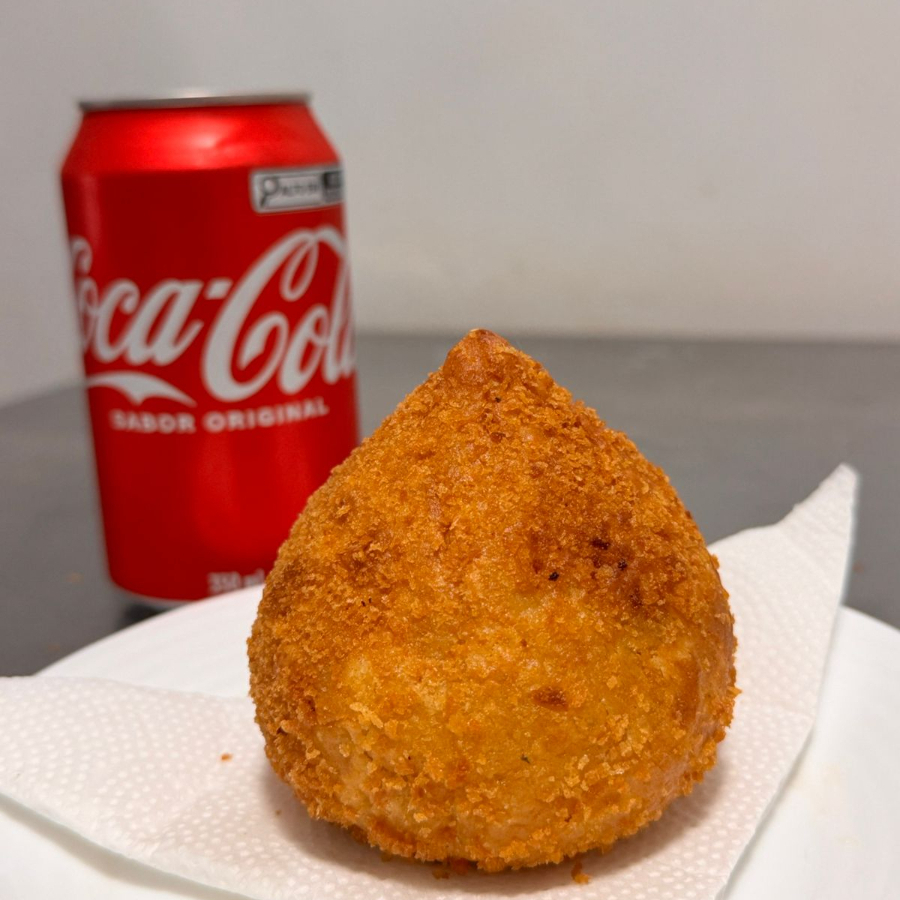 Coxinha crocante disponivel em 2 sabores, (aprox 200g) mas coca lata 350 ml