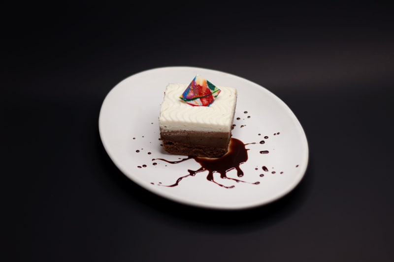 Mousse de tres chocolates.