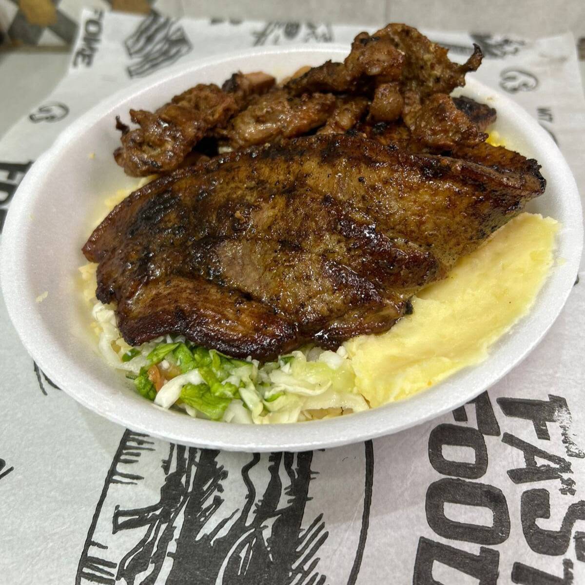 Acompanha Macarrão, Arroz, Purê, Farofa, Vinagrete e Feijão .