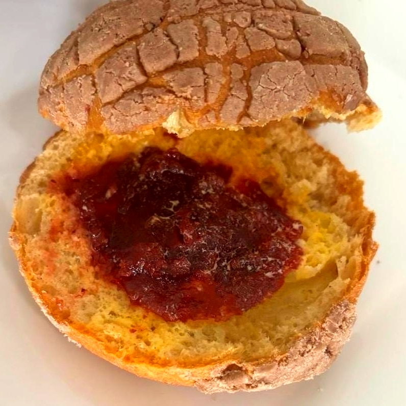 Concha Rellena de Mantequilla con Mermelada