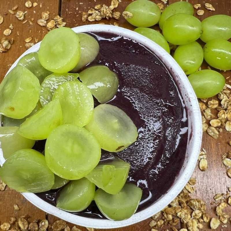 Açaí, uva verde, com granola e leite condensado.