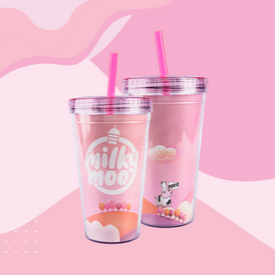 Copo de acrílico rosa com canudo rosa. Capacidade 600ml