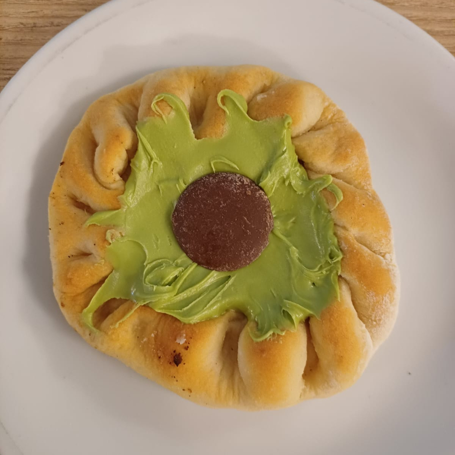 Esfiha da casa com creme de pistache e chocolate porcima