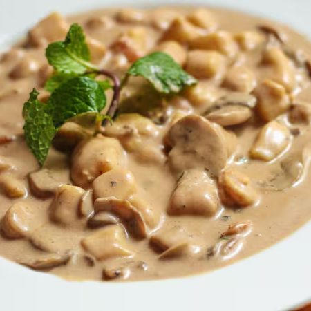 Funghi seco e champignons frescos, creme de leite e toque de molho madeira.