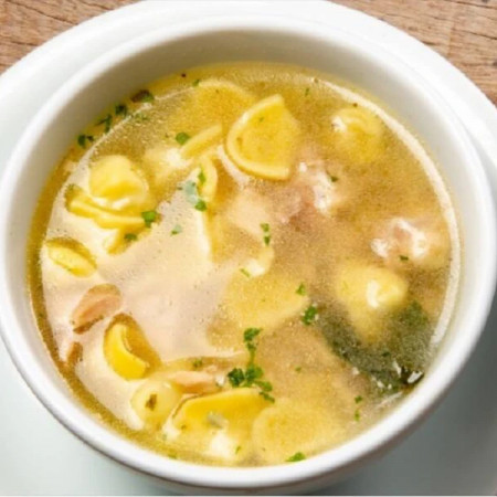 400ml de sopa quentinha de capeleti com frango desfiado, leve e saborosa, acompanhada de torradinhas crocantes. Ideal para os dias frios ou para uma refeição aconchegante.