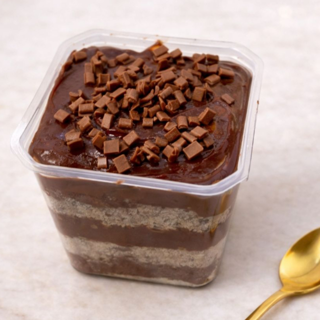Para os chocólatras apresento a vocês nosso bolo de pote chocolatudo Feito com massa de chocolate que derrete na boca e intercalo com um recheio de chocolate 50% delicioso e finalizado com granule ao leite irresistível não é? Vem pedir o seu ------- tags------- Bolo de pote chocolate recheio chocolatudo Oferta especial Promoção cupom de desconto entrega rápida