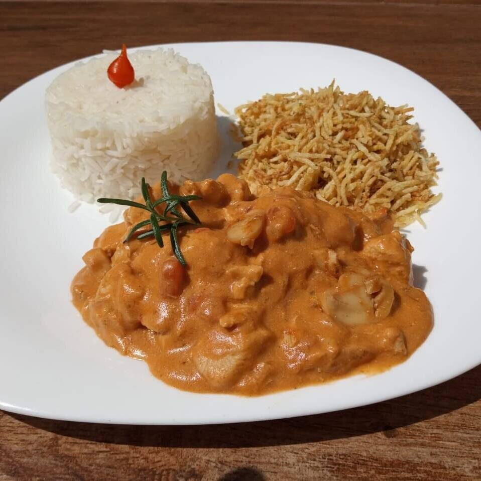 Arroz branco e batata palha.