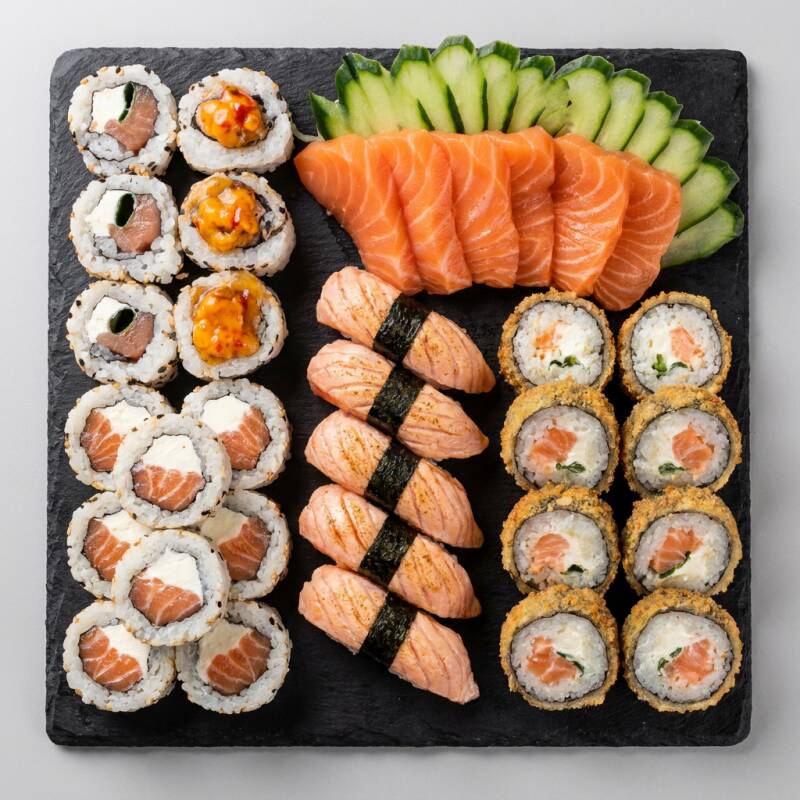 Delicie-se com o nosso 'Japa On Netflix', uma escolha imperdível na categoria de 'Promoções'. Este prato sofisticado inclui 05 Uramakis Philadelphia, com um recheio irresistivelmente cremoso. Desfrute também de 05 Uramakis Skin Spicy, trazendo um toque de calor para equilibrar os sabores. Aprecie 4 fatias de Sashimi de Salmão, fresco e suculento, acompanhado por 2 Sushis Skin, preparados com perfe