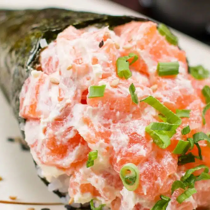 Salmão, cebolinha e cream cheese.