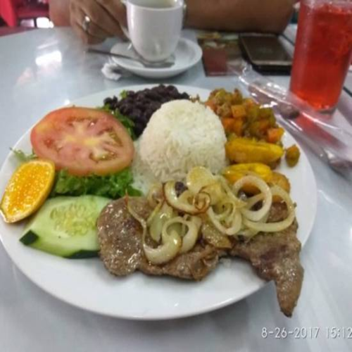 Casado Con Bistec Encebollado+ Refresco