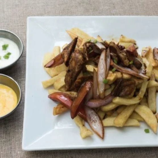 Pollo Saltado Anticuchado y Papas