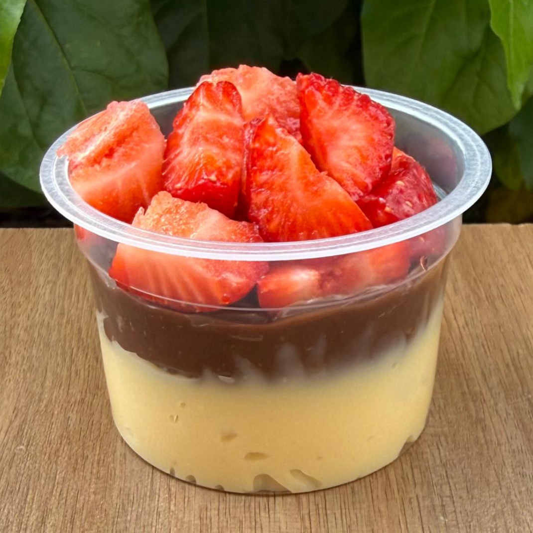 Brigadeiro de Ninho cremoso, brigadeiro gourmet e pedaços de morangos frescos.