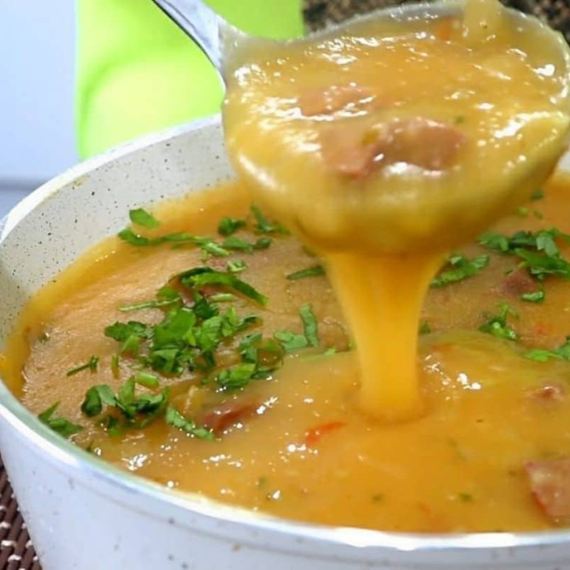 Caldo de Mandioca acompanha.( Torresmo e cebolinha)