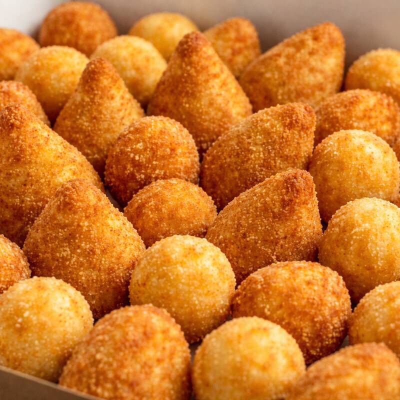 50 unidades de mini coxinha de frango crocante e super temperadinha + 50 unds de bolinho de queijo