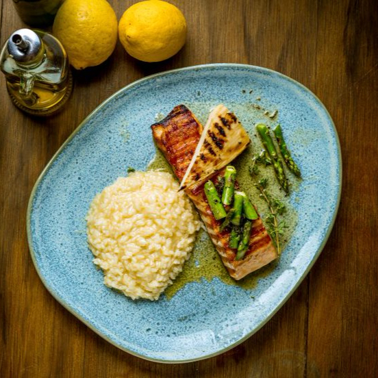 Filé de salmão ao molho de aspargos frescos sobre palmito pupunha servido com limão siciliano