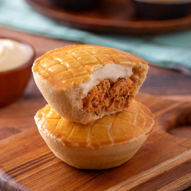 Massa briseé recheada com frango, requeijão e azeitona.