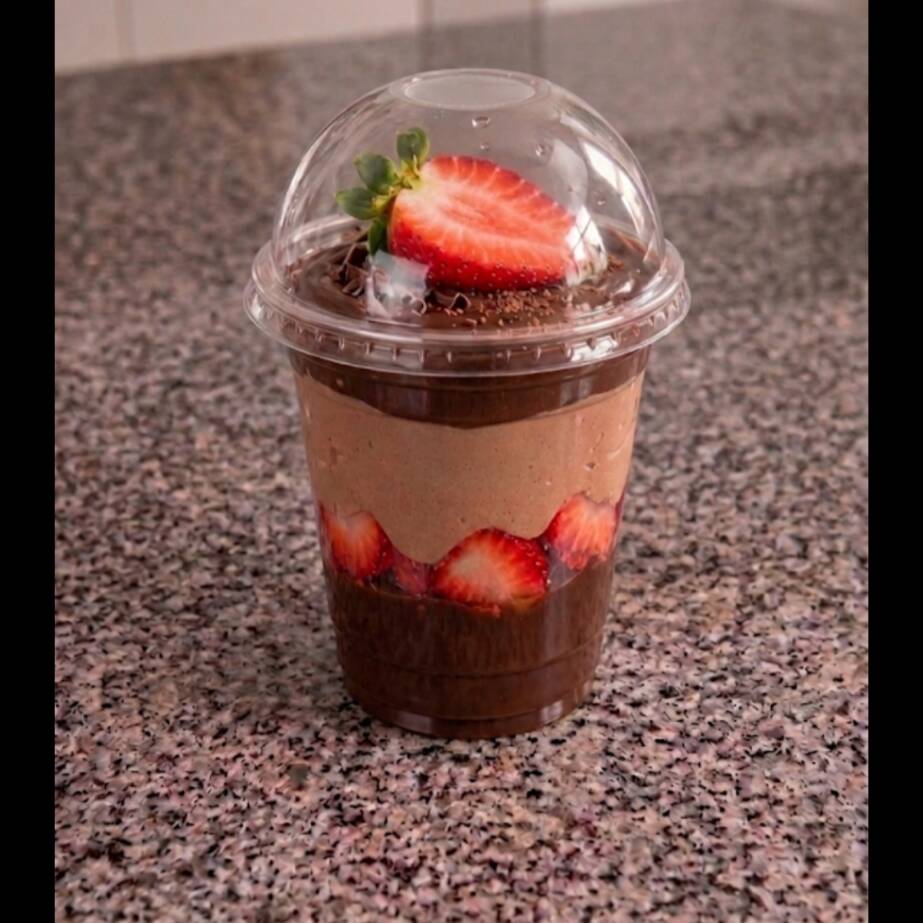 brigadeiro de chocolate 50%,morangos,musse de chocolate e brigadeiro de chocolate.